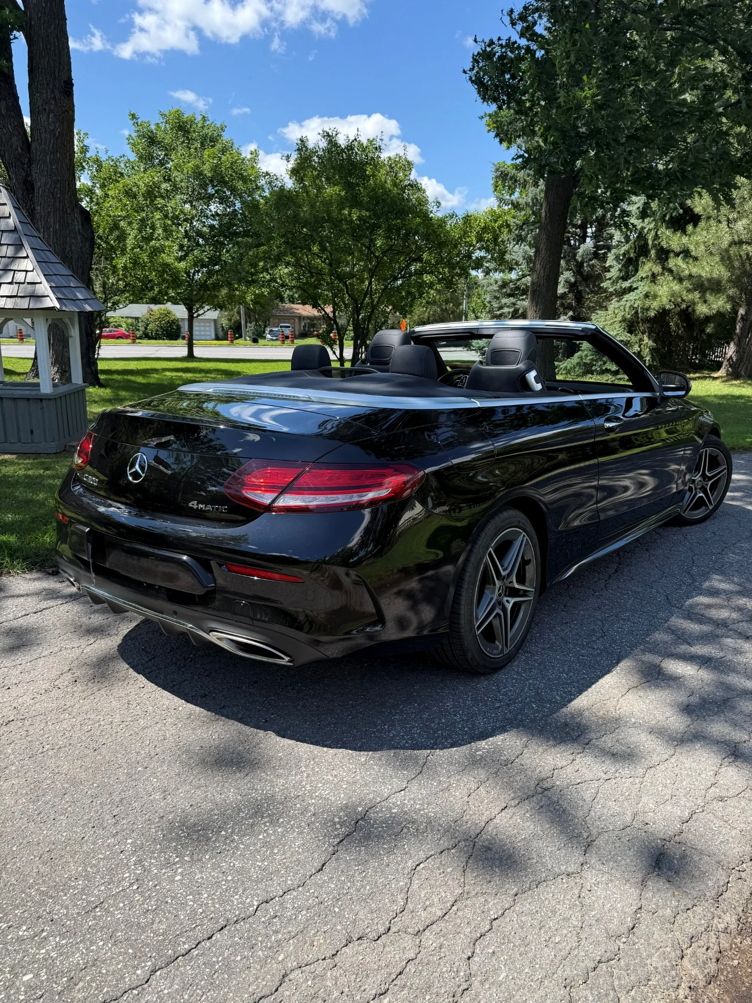Rear three-quarter view of the black Mercedes Cabriolet